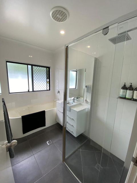Cooktown Harbour View Luxury Apartments - Holiday Adelaide 4