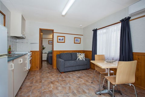 Lake Hamilton Motor Village & Caravan Park - Holiday Adelaide 5