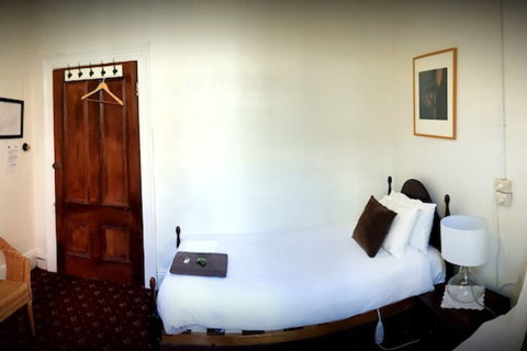 Corner Hotel Alexandra - Holiday Adelaide 1