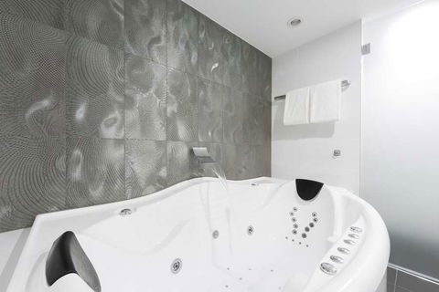 Avenue Hotel Canberra - Holiday Adelaide 3
