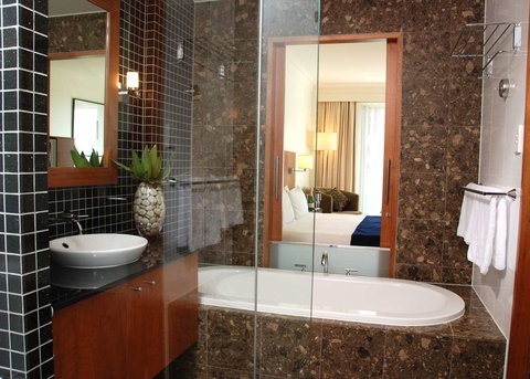 Majestic Roof Garden Hotel - Holiday Adelaide 4