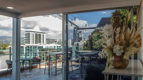 Majestic Roof Garden Hotel - Holiday Adelaide 10