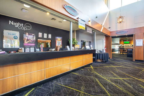 Nightcap At Coolaroo Hotel - Holiday Adelaide 16