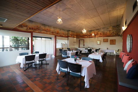 Emerald Central Hotel - Holiday Adelaide 2