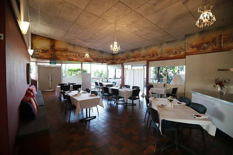 Emerald Central Hotel - Holiday Adelaide 3