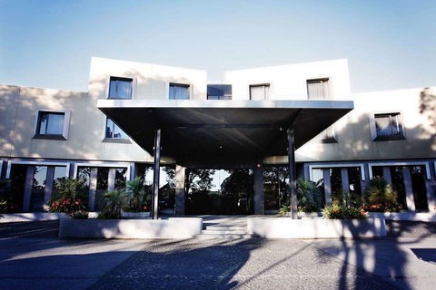 Golden Pebble Hotel - Holiday Adelaide 0