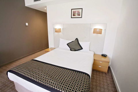 Golden Pebble Hotel - Holiday Adelaide 2