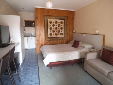 Yarragon Motel - Holiday Adelaide 0
