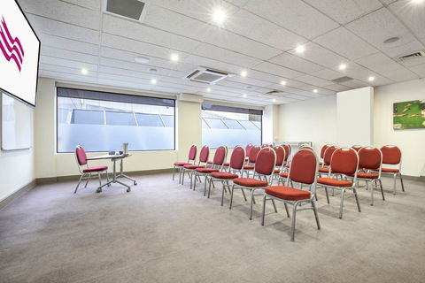 Crowne Plaza Canberra - Holiday Adelaide 9