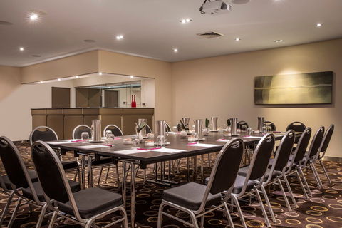 Crowne Plaza Canberra - Holiday Adelaide 10