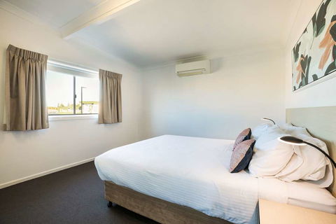 Nightcap at Golden Beach Tavern - Holiday Adelaide 13