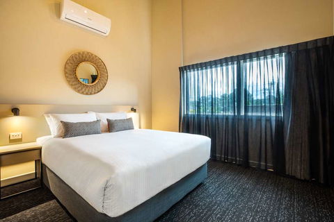 Nightcap At Manhattan Hotel - Holiday Adelaide 6