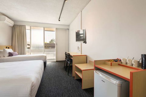 Nightcap At Waltzing Matilda Hotel - Holiday Adelaide 3