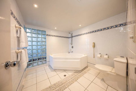 DoubleTree by Hilton Cairns - Holiday Adelaide 9