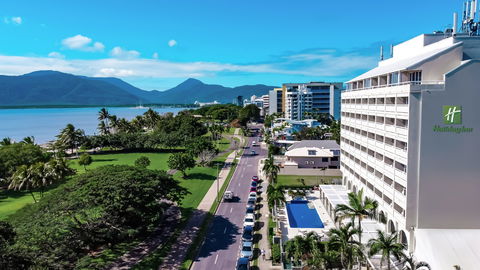 Holiday Inn Cairns Harbourside - Holiday Adelaide 0