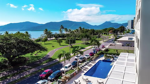 Holiday Inn Cairns Harbourside - Holiday Adelaide 1