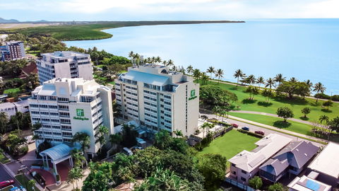 Holiday Inn Cairns Harbourside - Holiday Adelaide 2