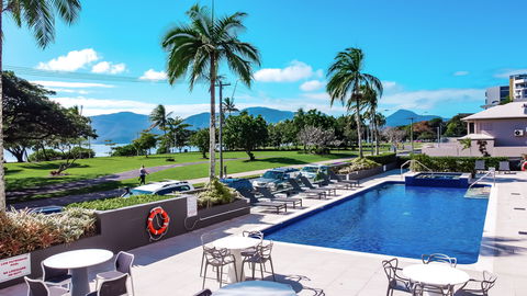 Holiday Inn Cairns Harbourside - Holiday Adelaide 7