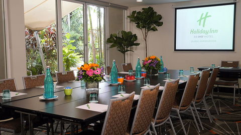 Holiday Inn Cairns Harbourside - Holiday Adelaide 8