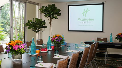 Holiday Inn Cairns Harbourside - Holiday Adelaide 10