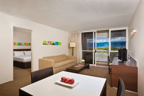Holiday Inn Cairns Harbourside - Holiday Adelaide 14