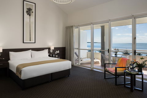 Holiday Inn Cairns Harbourside - Holiday Adelaide 15