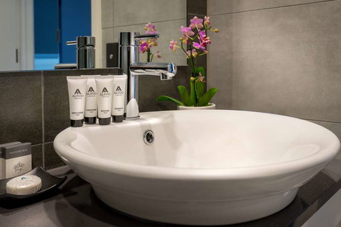 Crest on Park - Holiday Adelaide 1