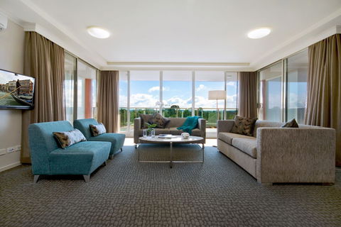 Pacific Suites Canberra - Holiday Adelaide 1