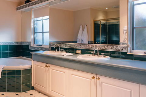 Country Club Villas - Holiday Adelaide 2