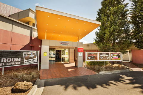 Nightcap At Coolaroo Hotel - Holiday Adelaide 0