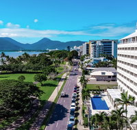 Holiday Inn Cairns Harbourside - Holiday Adelaide