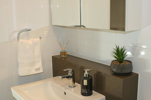 Modern Executive Apt@Barton*1BR*WiFi*Gym*Secure Parking*Canberra - Holiday Adelaide 3