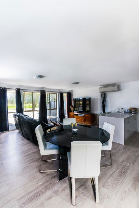Lure Bed And Breakfast - Holiday Adelaide 1