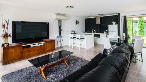 Lure Bed And Breakfast - Holiday Adelaide 0