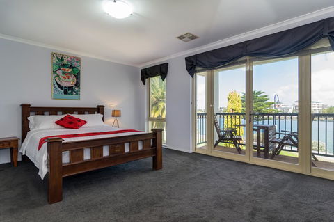 Port Adelaide Harbourside House - Holiday Adelaide 6