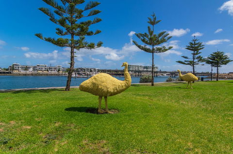 Port Adelaide Harbourside House - Holiday Adelaide 11
