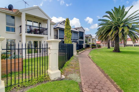 Port Adelaide Harbourside House - Holiday Adelaide 0