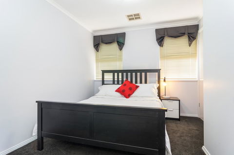 Port Adelaide Harbourside House - Holiday Adelaide 9