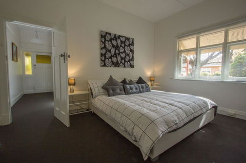 Cowan Street Bungalow - Holiday Adelaide 0