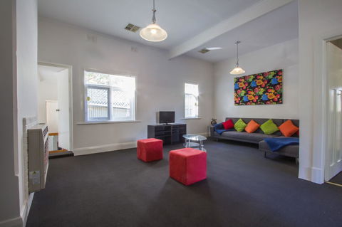 Cowan Street Bungalow - Holiday Adelaide 6