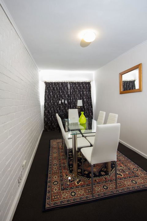 Cowan Street Bungalow - Holiday Adelaide 12