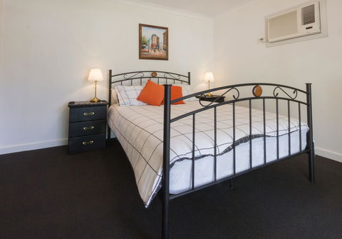 Cowan Street Bungalow - Holiday Adelaide 5