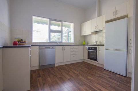 Cowan Street Bungalow - Holiday Adelaide 11