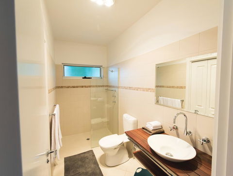 S T U D I O 22 Peaceful Retreat With Garden Views - Holiday Adelaide 6