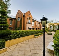 Majestic Old Lion Apartments - Holiday Adelaide