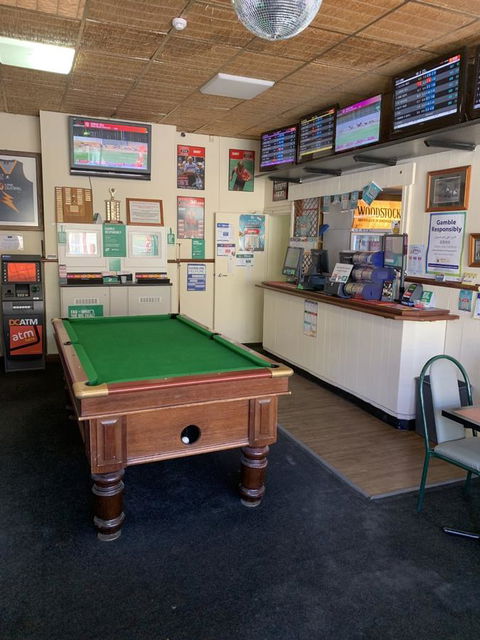 Commercial Hotel Morgan - Holiday Adelaide 4
