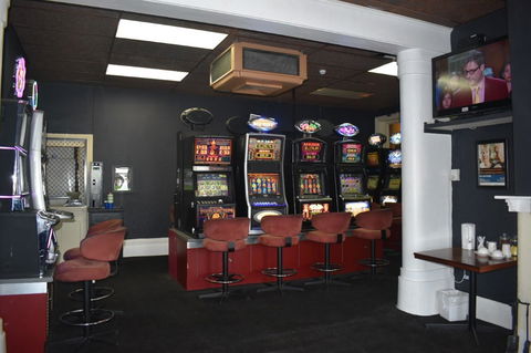 Commercial Hotel Morgan - Holiday Adelaide 9