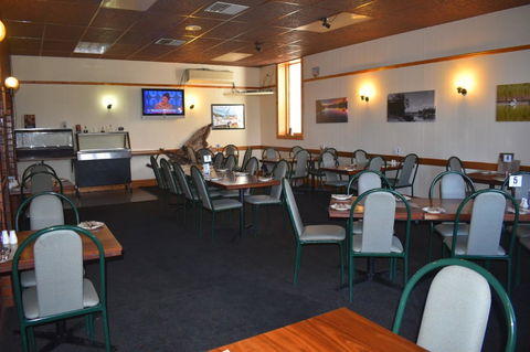 Commercial Hotel Morgan - Holiday Adelaide 7
