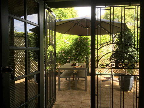 Wine And Roses Bed And Breakfast - Holiday Adelaide 4