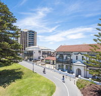 Seawall Apartments - Holiday Adelaide